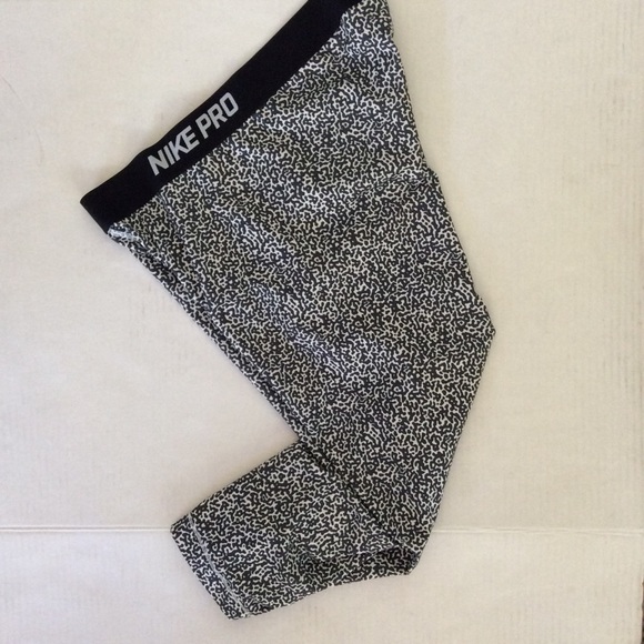 Nike Pants - NIKE PRO CROP LEGGINGS LARGE